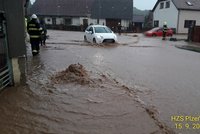 Intenzivní deště zvedají hladiny: Klabava stoupá! V Mirošově jsou zatopené silnice
