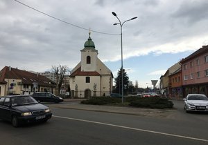 Tyto křižovatky v centru Veselí nad Moravou se mají od dubna 2021 rekonstruovat.