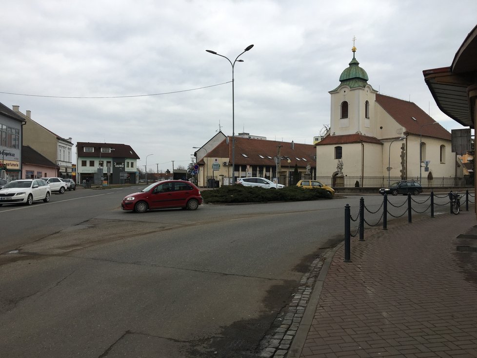 Tyto křižovatky v centru Veselí nad Moravou se mění na kruhové objezdy.