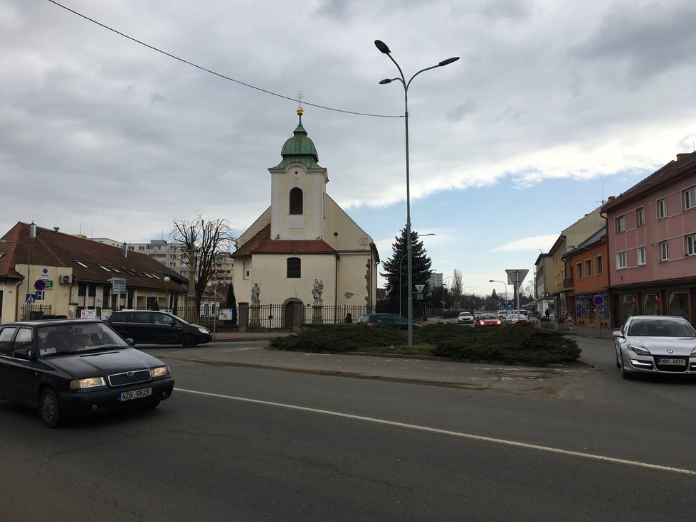 Tyto křižovatky v centru Veselí nad Moravou se mění na kruhové objezdy.