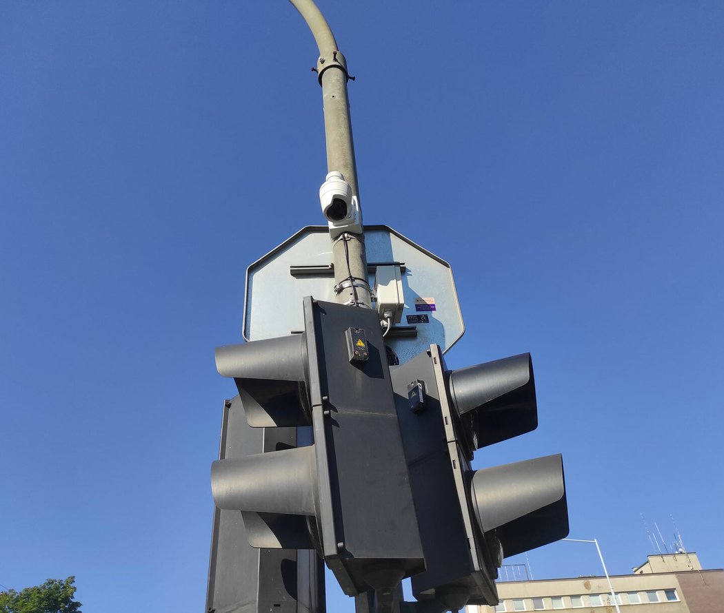 Že je křižovatka chytrá, řidič ani chodec na první pohled nepoznají. K chytrosti jí pomáhají kamery, čidla, indukční smyčky a pak hlavně umělá inteligence. Ta vyhodnotí data ze všech těchto senzorů a rozhodne, komu dát zelenou.