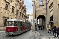 „Ostuda! Deset metrů od paty Karlova mostu proudí auta!“ Místní chtějí zachránit Křižovnické náměstí