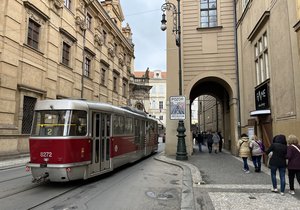 Křižovnické náměstí plné aut, chodců i tramvají dne 25. 4. 2023 v poledne.
