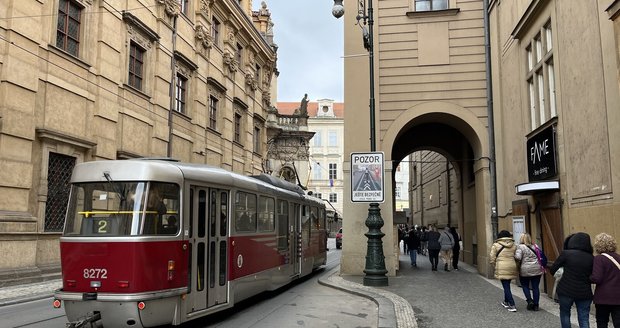 Křižovnické náměstí plné aut, chodců i tramvají dne 25. 4. 2023 v poledne.