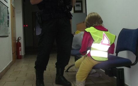 Vyděšená holčička na policejní služebně.