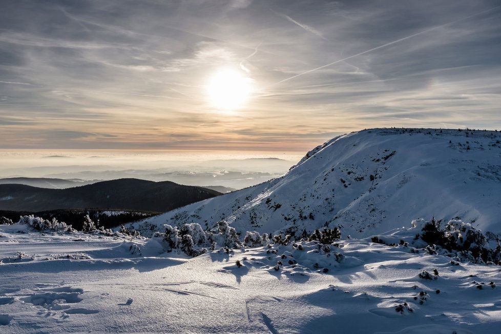Příští týden přinese do Česka sníh. Sněžit bude hlavně na horách, přechodně se ale vloček dočkají i lidé v nížinách. (ilustrační foto)
