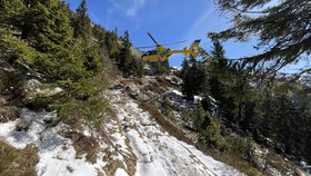 Vrtulník zasahoval u turisty v Krkonoších trefeného kamenem.