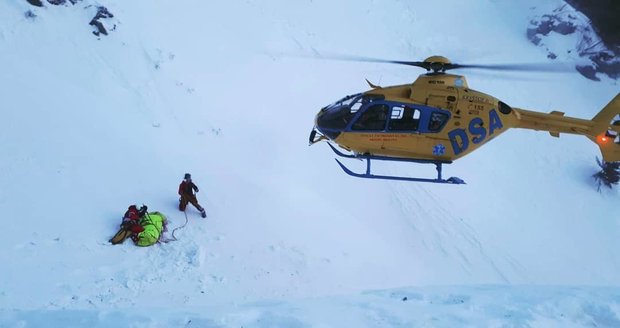 Umírající lyžařce (†35), kterou zavalila lavina, kamarádi nepomohli. Zmizeli před příjezdem Horské služby 