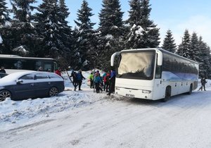 Parkoviště Krkonoš a Orlických hor zaplnila auta výletníků