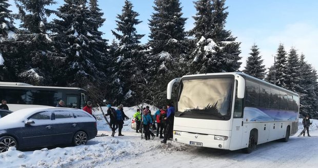 Parkoviště Krkonoš a Orlických hor zaplnila auta výletníků