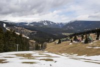 Rozvolnění na horách: Sníh roztál, vleky smí otevřít. Expert zmínil problém i české léto