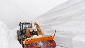 Odklízení sněhu v květnu: Fréza prorážela 5. května 2021 masu sněhu v traverzu mezi Výrovkou a kaplí Památník obětem hor v Krkonoších
