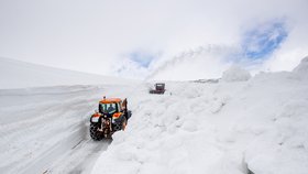 Odklízení sněhu v květnu: Fréza prorážela 5. května 2021 masu sněhu v traverzu mezi Výrovkou a kaplí Památník obětem hor v Krkonoších