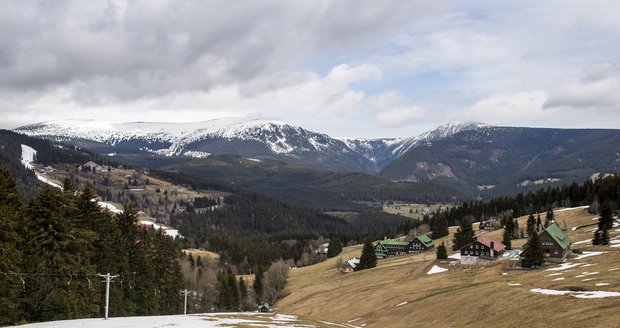 Rozvolnění na horách: Sníh roztál, vleky smí otevřít. Expert zmínil problém i české léto