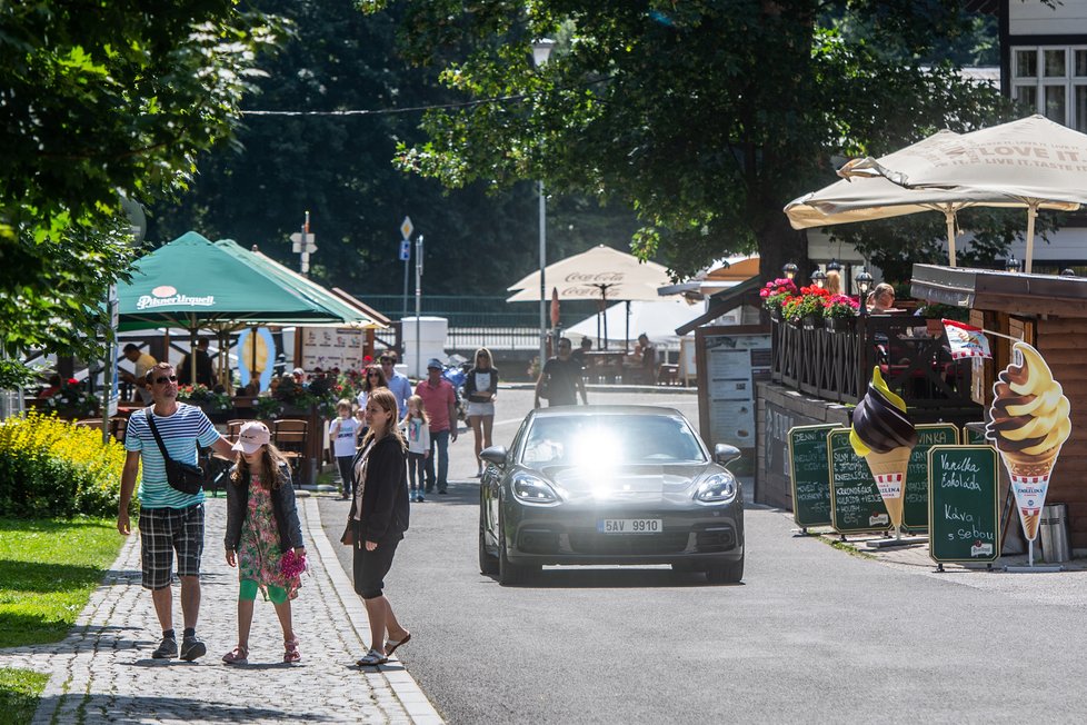 Turisté na rekreaci v Krkonoších (1. 8. 2021)