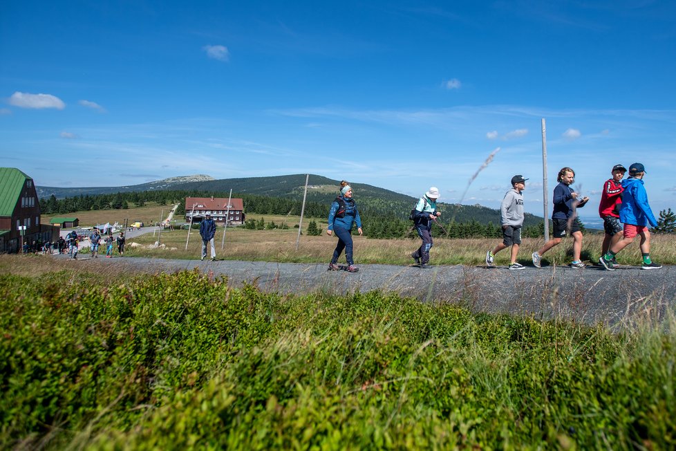 Turisté na rekreaci v Krkonoších (1. 8. 2021)