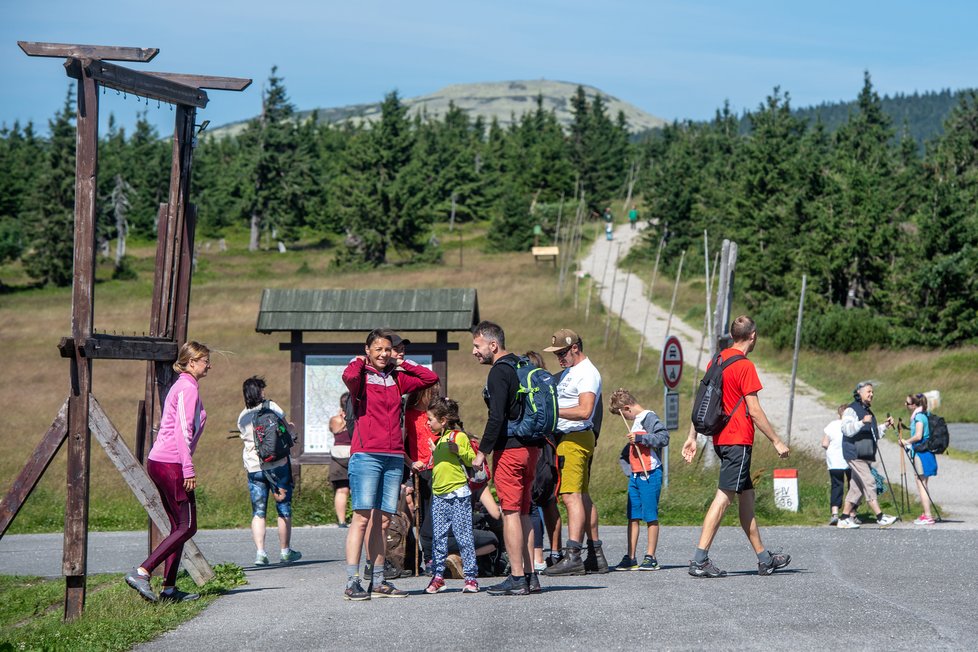 Turisté na rekreaci v Krkonoších (1. 8. 2021)