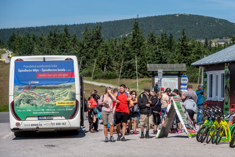 Turisté na rekreaci v Krkonoších (1. 8. 2021)