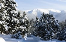 Nadprůměrným teplotám, které ještě minulý týden vyskočily nad 25 stupňů, je konec. Žezlo převzala opět paní Zima, která rtuť teploměrů srazí pod bod mrazu a na hory vrátí sníh.