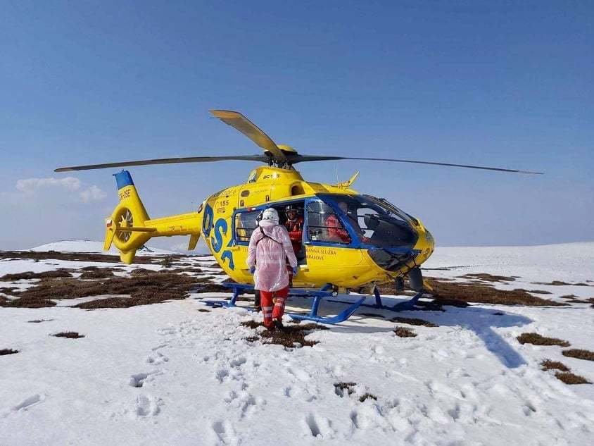 Před několika dny se v Krkonoších zřítil skialpinista. Letěl pro něj vrtulník. (29.3.2020)