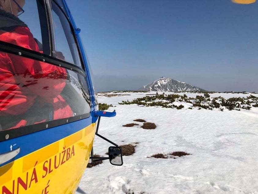 Před několika dny se v Krkonoších zřítil skialpinista. Letěl pro něj vrtulník. (29.3.2020)