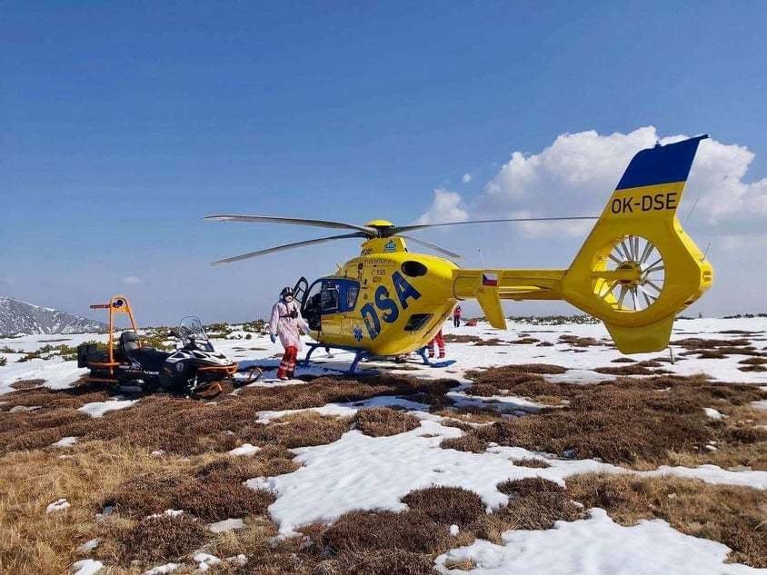 Před několika dny se v Krkonoších zřítil skialpinista. Letěl pro něj vrtulník. (29.3.2020)