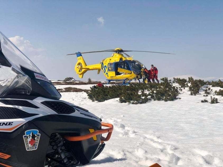 Před několika dny se v Krkonoších zřítil skialpinista. Letěl pro něj vrtulník. (29.3.2020)