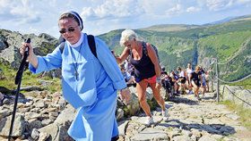 Turisté na Sněžce v Krkonoších