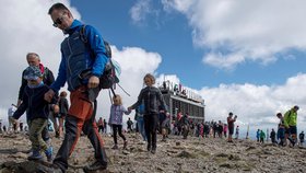 Krkonoše zažívají obří nápor turistů, na Sněžku míří tisíce lidí denně.