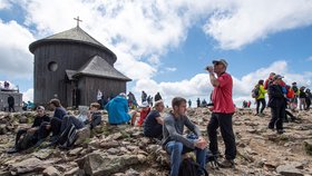 Krkonoše zažívají obří nápor turistů, na Sněžku míří tisíce lidí denně.