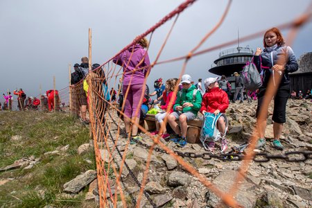 Krkonoše zažívají obří nápor turistů, na Sněžku míří tisíce lidí denně.