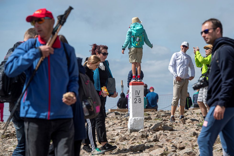 Krkonoše zažívají obří nápor turistů, na Sněžku míří tisíce lidí denně.