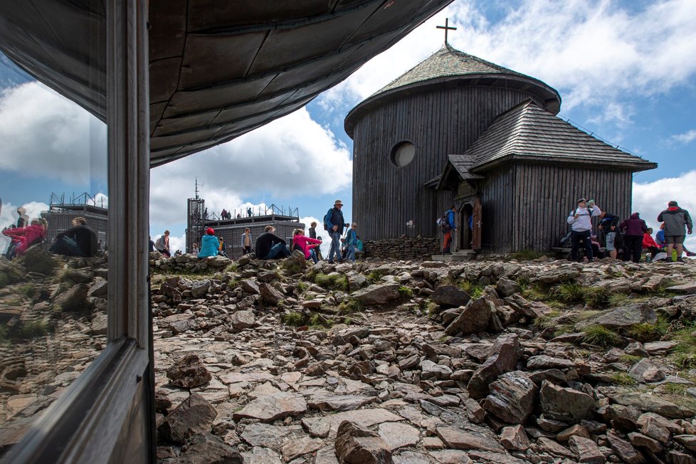 Krkonoše zažívají obří nápor turistů, na Sněžku míří tisíce lidí denně.