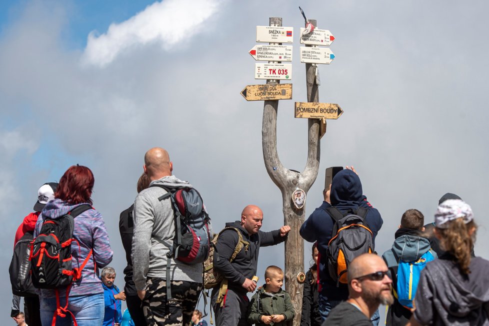 Krkonoše zažívají obří nápor turistů, na Sněžku míří tisíce lidí denně.