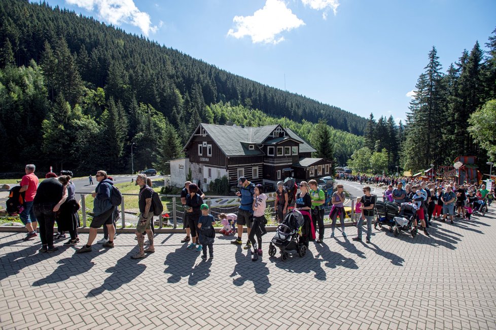 Krkonoše zažívají obří nápor turistů, na Sněžku míří tisíce lidí denně.