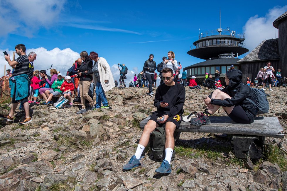 Krkonoše zažívají obří nápor turistů, na Sněžku míří tisíce lidí denně.