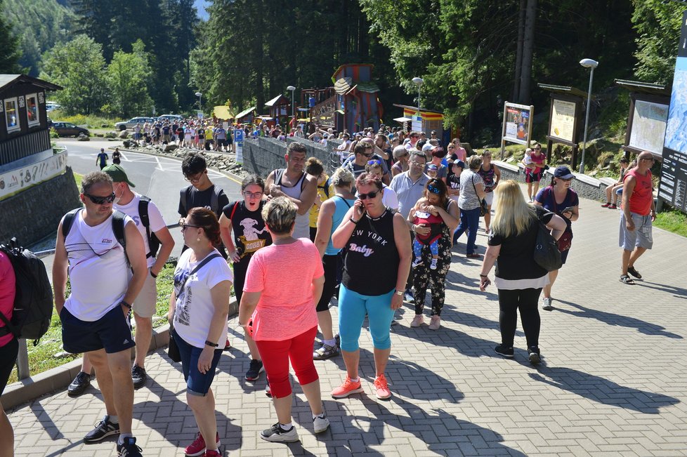 Turisté na Sněžce v Krkonoších.