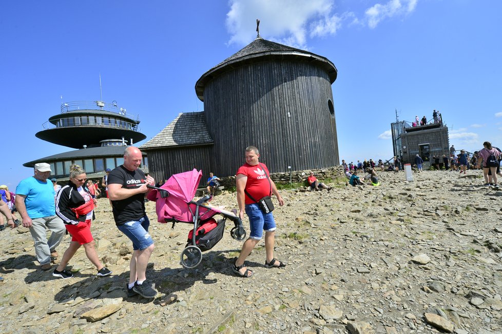 Turisté na Sněžce v Krkonoších.