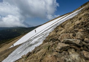 Na hřebenech Krkonoš zůstávají poslední zbytky sněhu. Sníh leží například na sněhovém poli na úbočí Studniční hory zvaném Mapa republiky nebo na Luční hoře.
