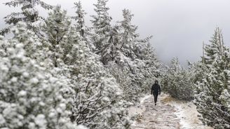První sníh v Krkonoších: Naše nejvyšší hory už letos lehce pozdravila zima