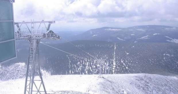 Silný vítr ve vrcholových partiích Krkonoš ráno zastavil horní úsek kabinové lanovky na Sněžku.