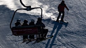 Lyžaři zaplnili parkoviště v Krkonoších, Špindlerův Mlýn policie uzavřela