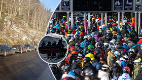 Lyžaři zaplnili parkoviště v Krkonoších, Špindlerův Mlýn policie uzavřela