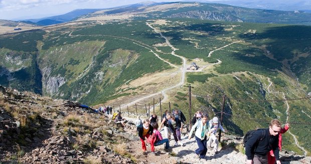 Krkonoše nabízí v létě nádherné tůry a ještě hezčí výhledy do okolí