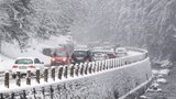 Část Česka zasáhlo silné sněžení, přibývá nehod. Napadne až 60 cm, sledujte radar Blesku