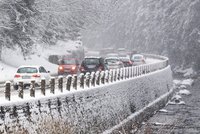 Část Česka zasáhlo silné sněžení, přibývá nehod. Napadne až 60 cm, sledujte radar Blesku