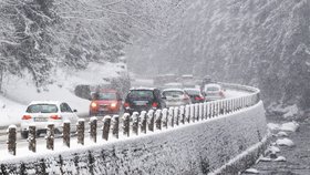 Část Česka zasáhlo silné sněžení, přibývá nehod. Napadne až 60 cm, sledujte radar Blesku