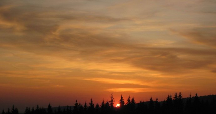 Takhle o víkendu zachytila západ slunce v Krkonoších na Tetřevích boudách čtenářka Pavla