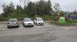 Ještě ve středu dopoledne stála auta, která naboural Land Rover patřící Michaelu Krmenčíkovi, v ulici Dobrovolného na Praze 9