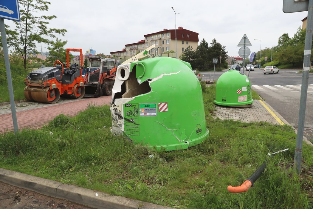 Luxusní Land Rover vletěl do kontejnerů s tříděným odpadem. Sklo létalo všude kolem